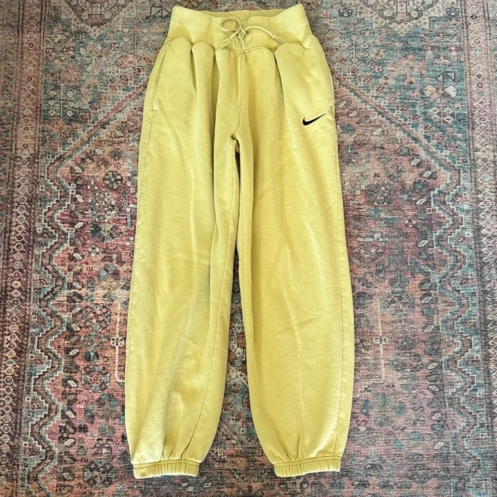 Nike Women's Relaxed Fit High Waisted Sweatpants in Pistachio Size Small